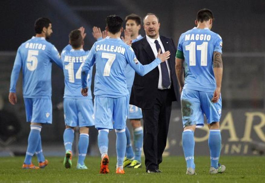 Rafa Benitez si complimenta con i suoi dopo una partita in anche  il Verona  ha creato le sue occasioni. Ap